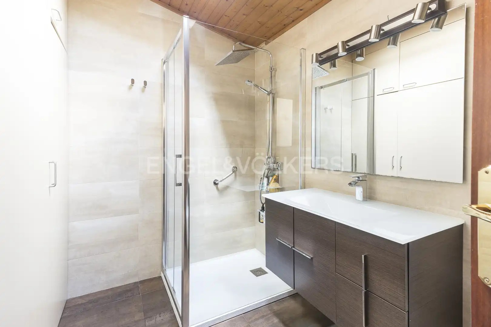 Badezimmer von Einfamilien-Reihenhaus zum Verkauf in Barcelona mit Heizung, Privatgarten und Parkett