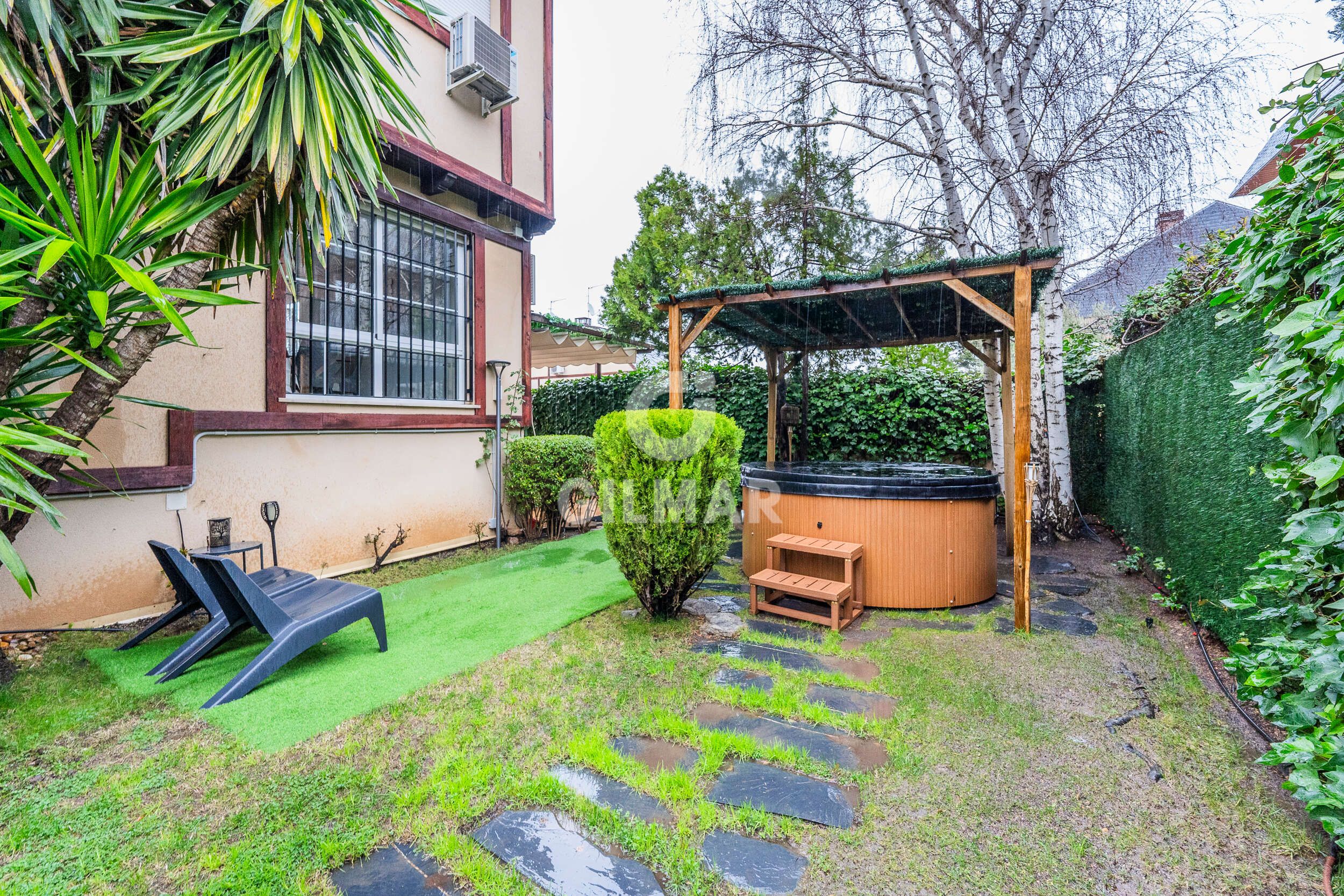 Garden of Single-family semi-detached for sale in  Madrid Capital