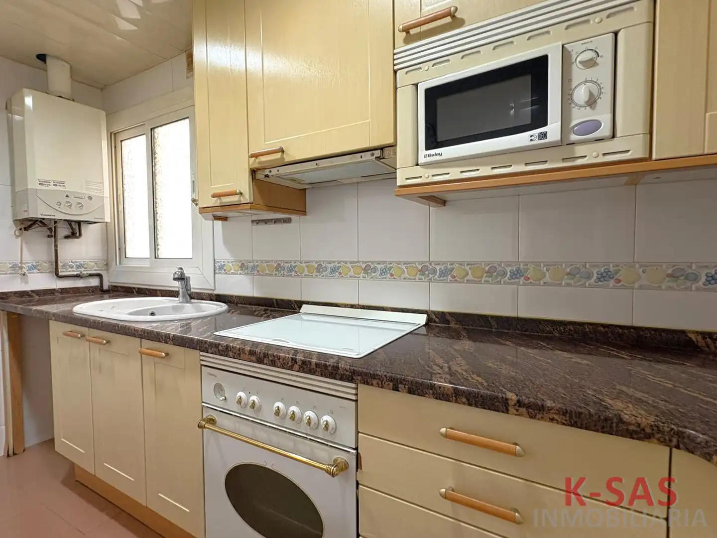 Küche von Wohnung zum Verkauf in Esplugues de Llobregat mit Heizung und Ofen
