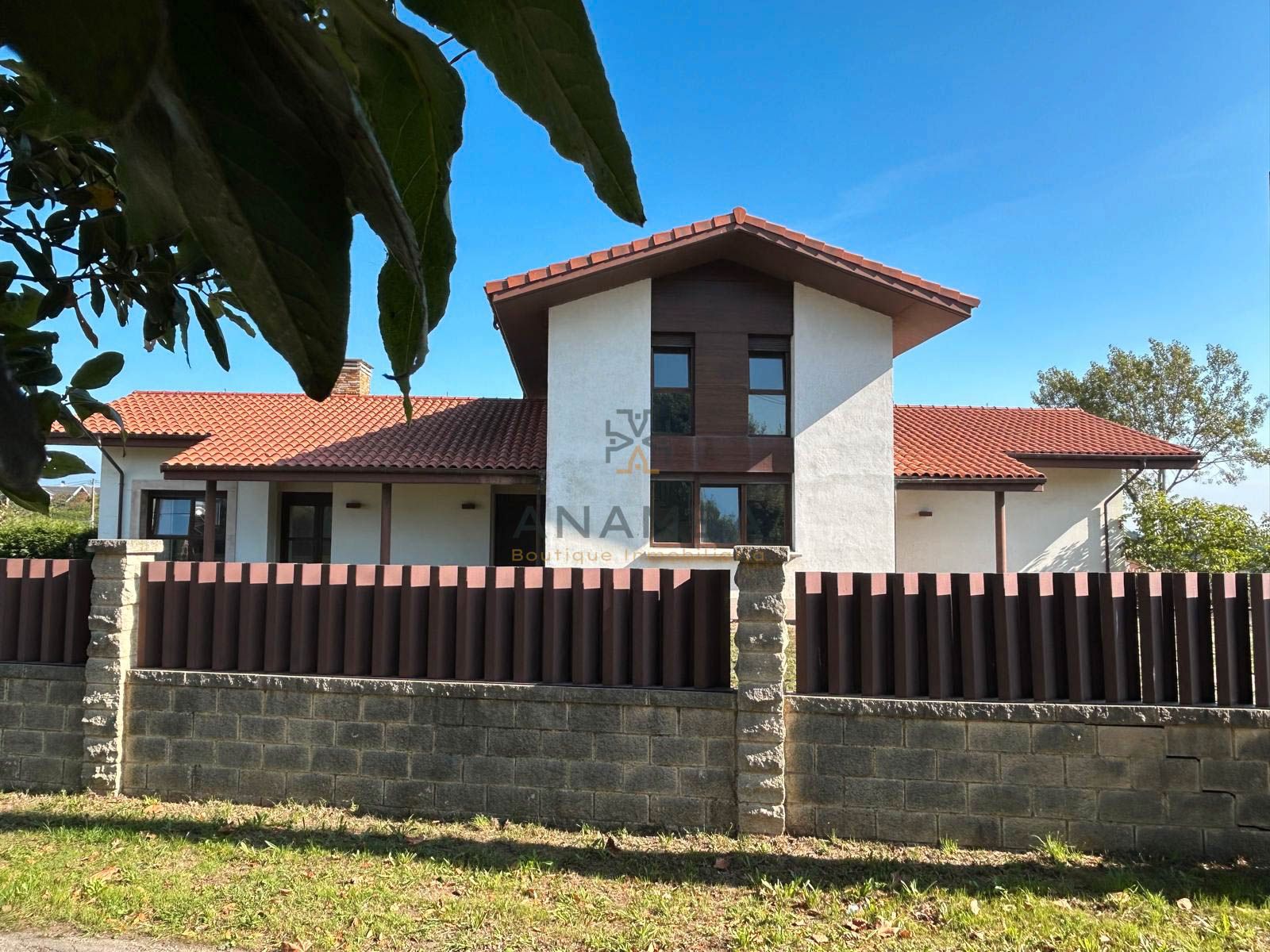 Vista exterior de Casa o chalet en venta en Castrillón con Piscina