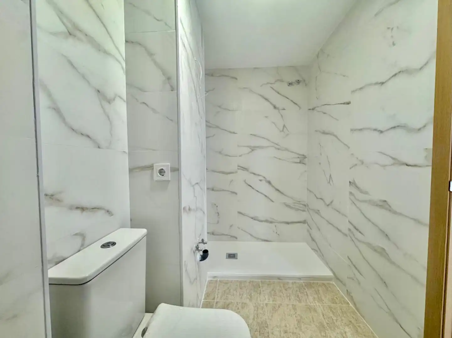 Baño de Piso en venta en Roquetas de Mar con Jardín privado, Terraza y Piscina comunitaria