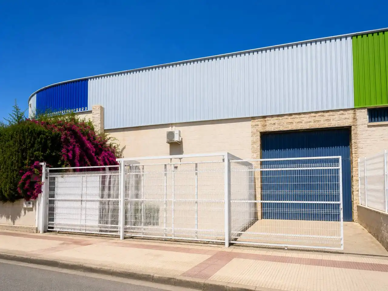 Vista exterior de Nau industrial en venda en Gandia amb Calefacció i Alarma