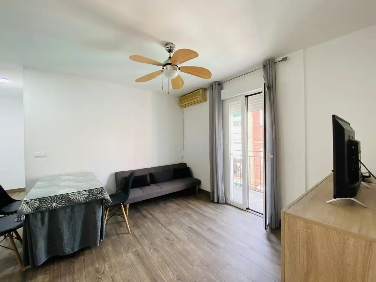 Bedroom of Flat for rent in Granada  with Air Conditioner, Furnished and Balcony
