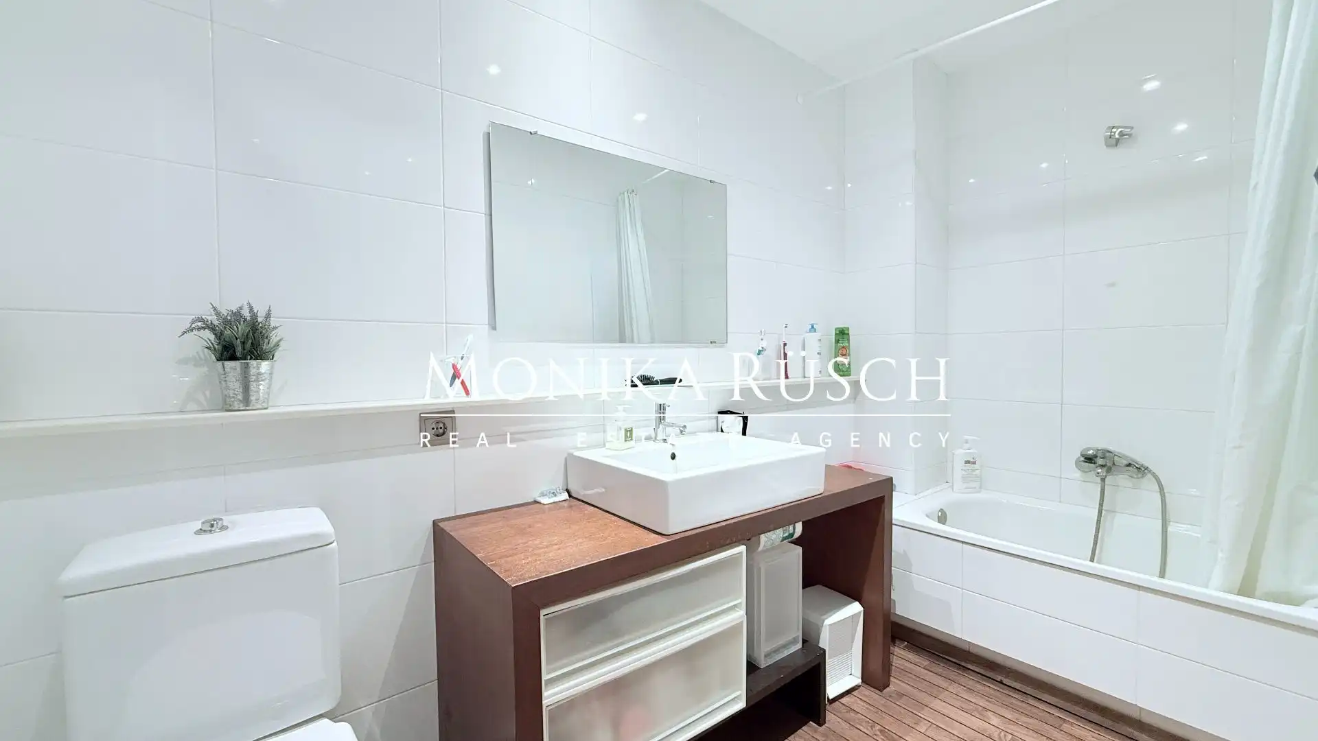 Bathroom of Flat for sale in Barcelona  with Air Conditioner and Heating