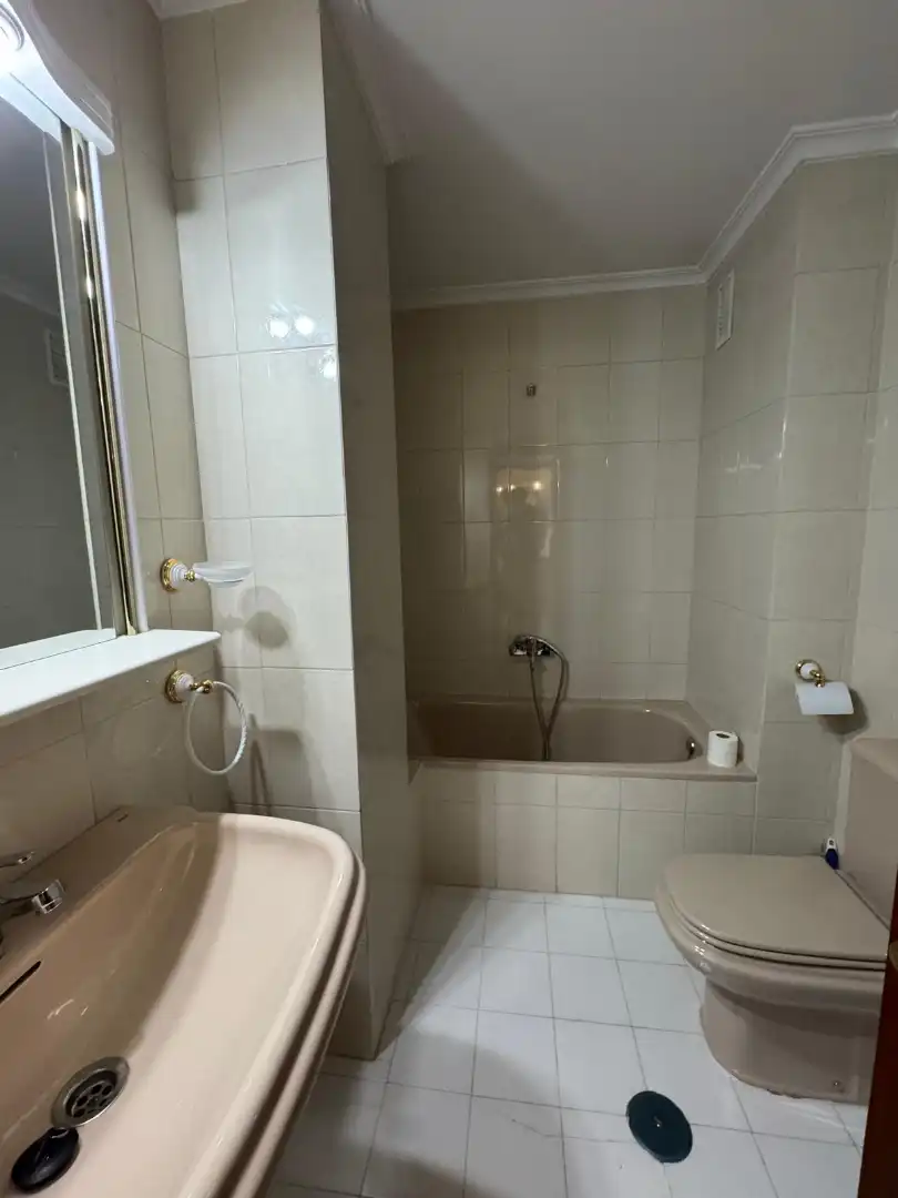 Bany de Pis de lloguer en Puertollano amb Aire condicionat, Calefacció i Moblat