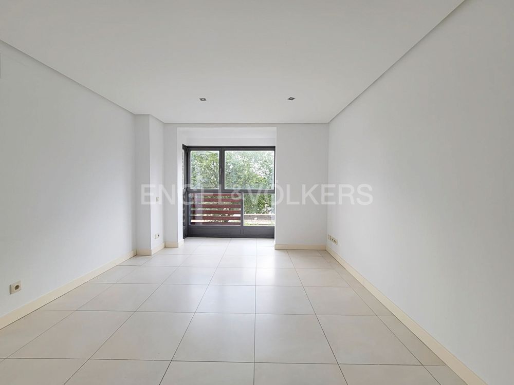 Sala d'estar de Apartament en venda en  Madrid Capital amb Calefacció, Traster i Piscina