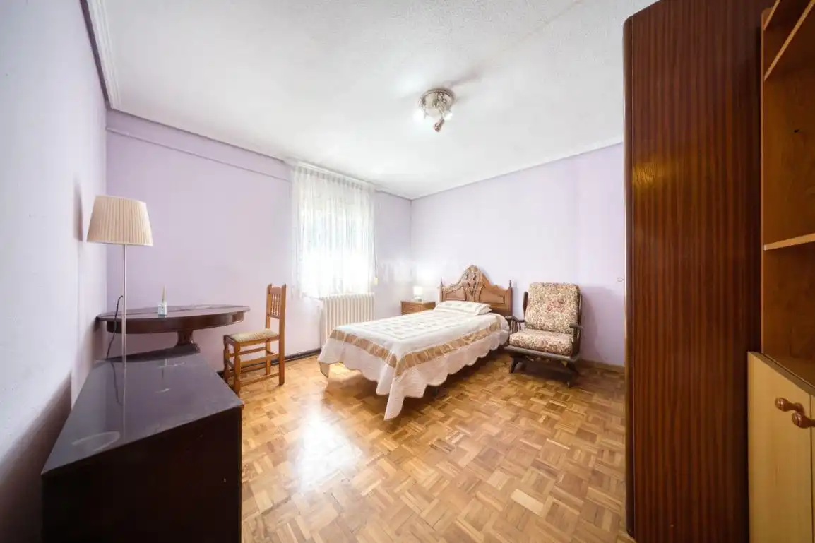 Bedroom of Flat for sale in Valladolid  with Heating, Parquet flooring and Furnished