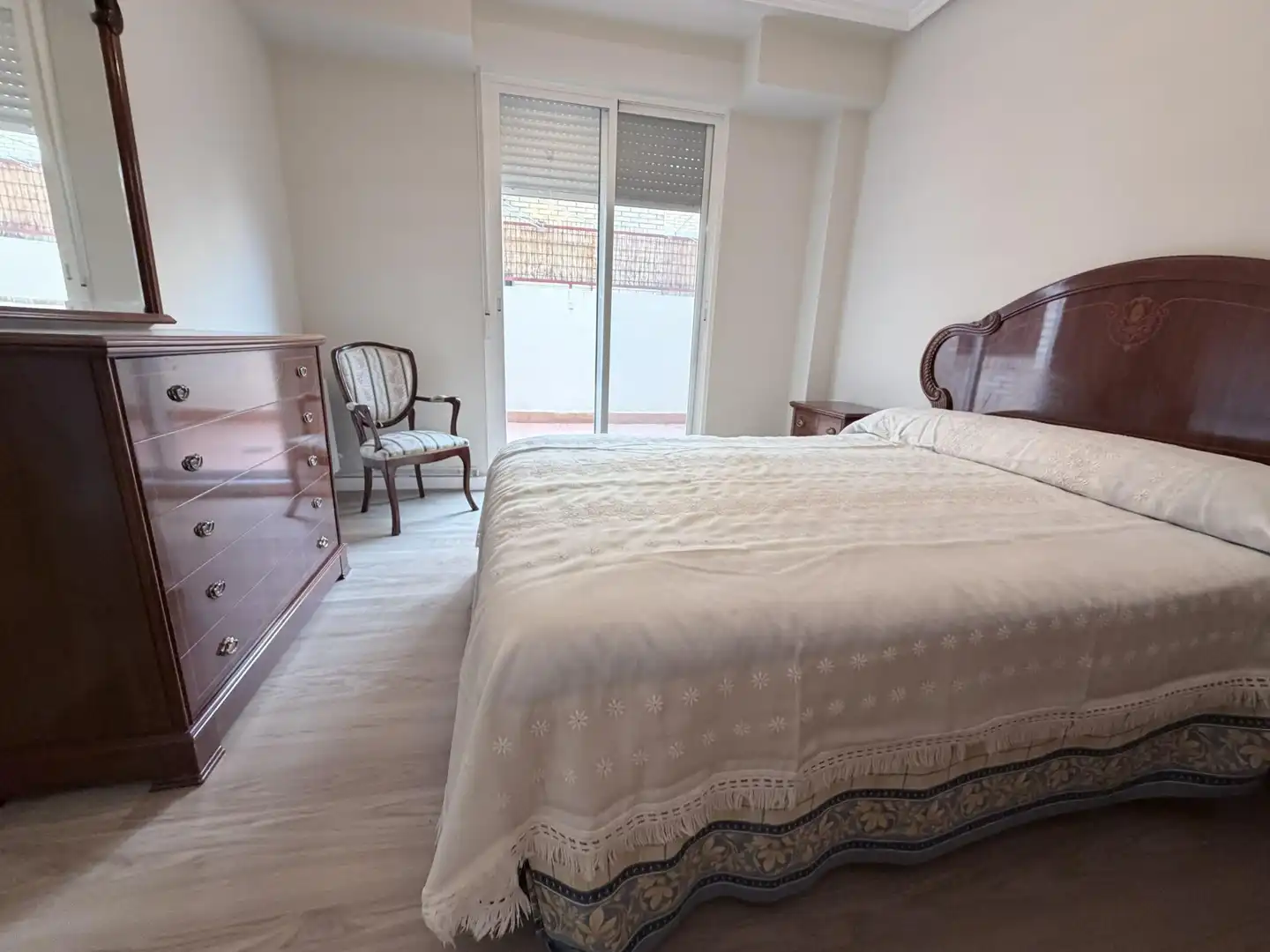 Schlafzimmer von Wohnung zur Miete in Zaragoza mit Klimaanlage, Heizung und Terrasse