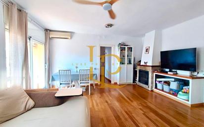 Living room of Flat for sale in Sant Cugat del Vallès  with Air Conditioner, Heating and Parquet flooring