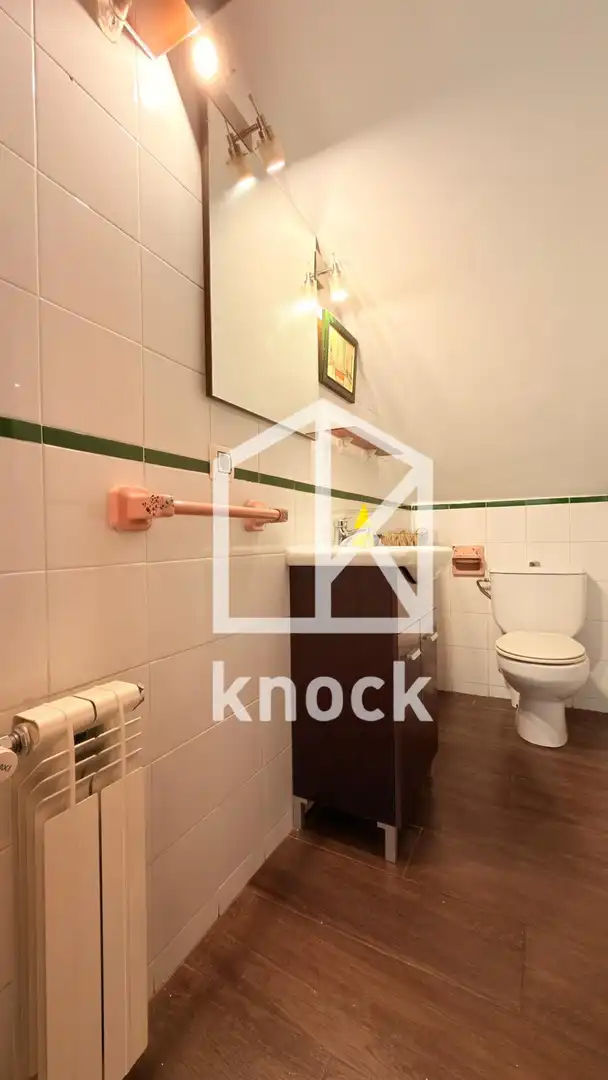 Bany de Casa o xalet en venda en Oviedo  amb Calefacció, Parquet i Terrassa