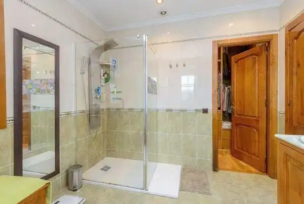Bany de Casa o xalet en venda en Oviedo  amb Jardí privat i Terrassa