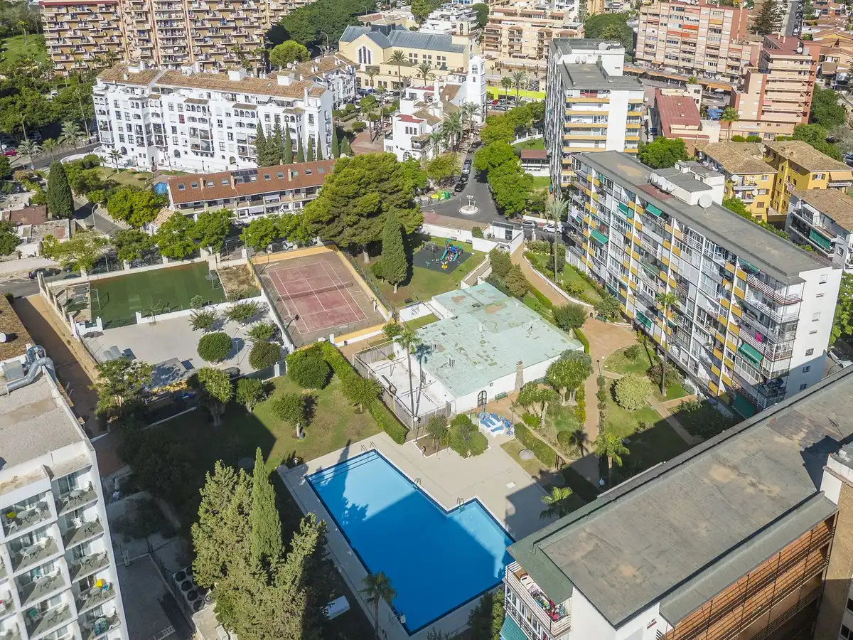 Vista exterior de Apartamento de alquiler en Benalmádena con Aire acondicionado y Piscina comunitaria