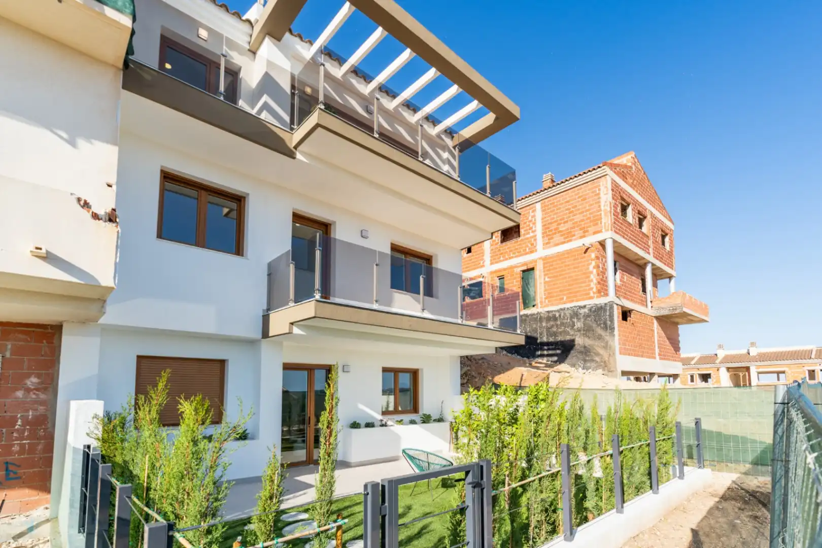 Vista exterior de Casa adosada en venda en La Nucia amb Aire condicionat, Calefacció i Jardí privat