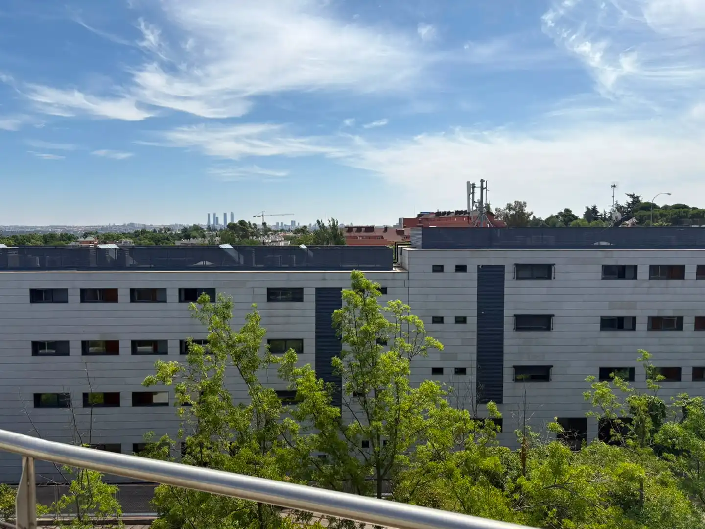 Vista exterior de Estudio en venta en Madrid con Aire acondicionado, Calefacción y Trastero