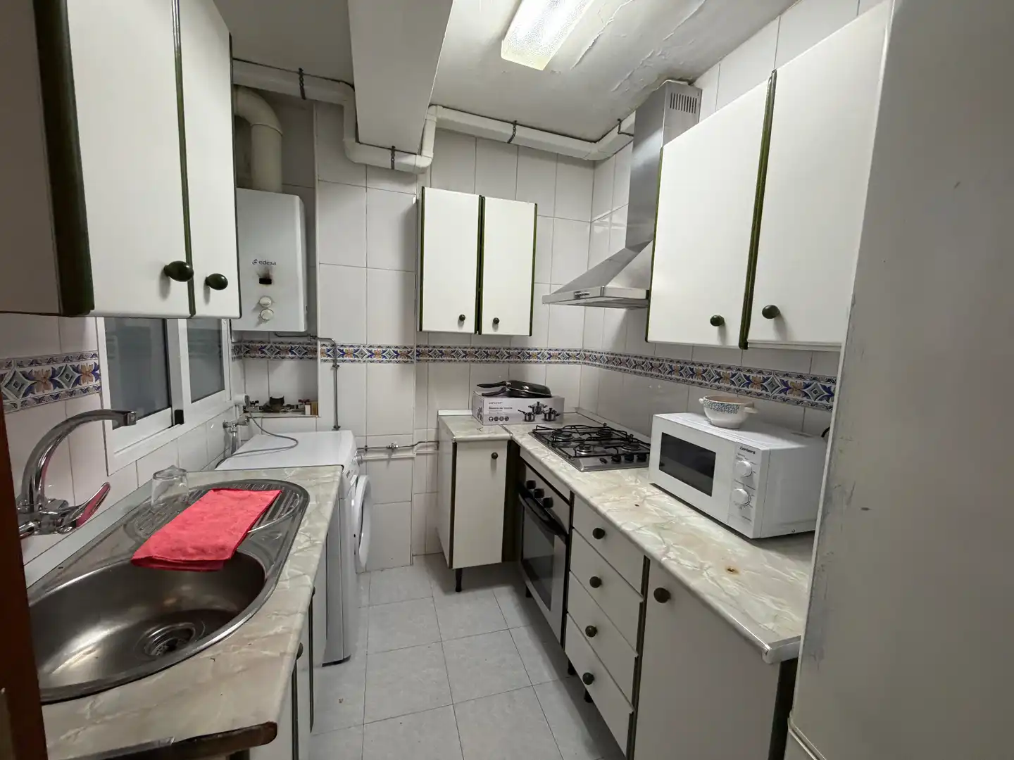 Cuina de Pis de lloguer en Granada amb Moblat, Forn i Rentadora