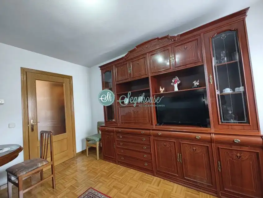 Habitación de Piso de alquiler en San Cristóbal de Segovia con Calefacción, Parquet y Amueblado