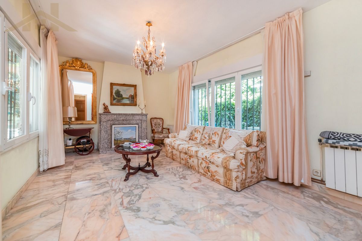 Sala d'estar de Casa adosada en venda en Colmenar Viejo amb Calefacció, Jardí privat i Parquet