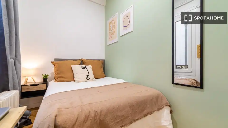 Bedroom of Flat for share in Madrid  with Air Conditioner, Terrace and Furnished