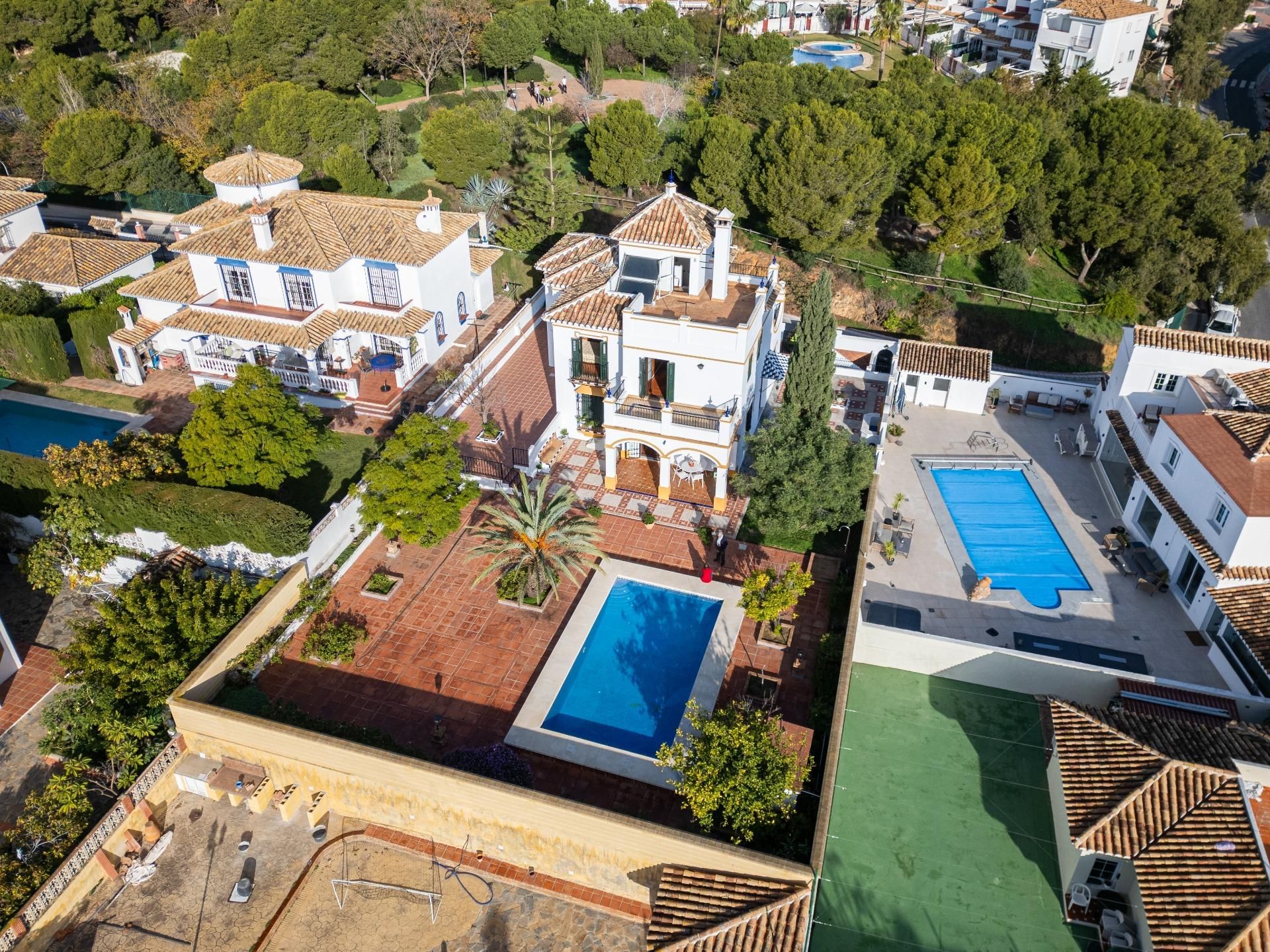Vista exterior de Casa o xalet en venda en Benalmádena amb Aire condicionat, Jardí privat i Terrassa