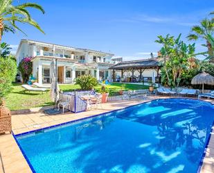 Piscina de Casa o xalet en venda en Marbella