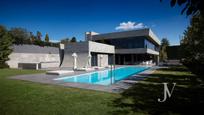 Swimming pool of House or chalet for sale in  Madrid Capital  with Air Conditioner, Private garden and Terrace