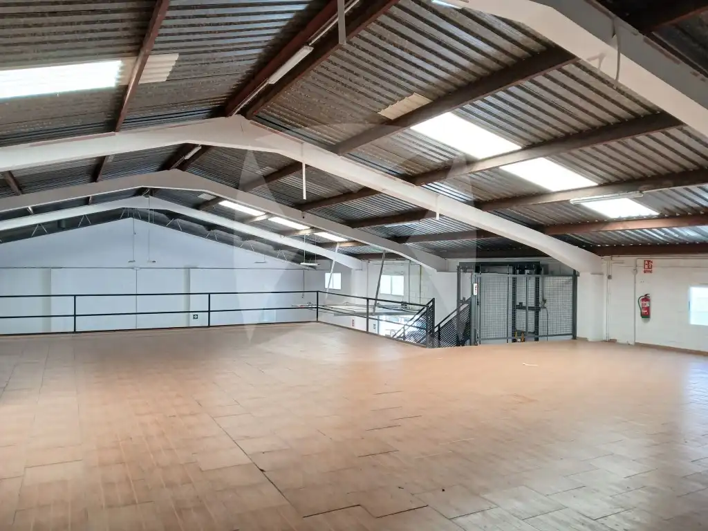 Nau industrial en venda a Calle Cocotero, Maria Auxiliadora - Barriada de Llera
