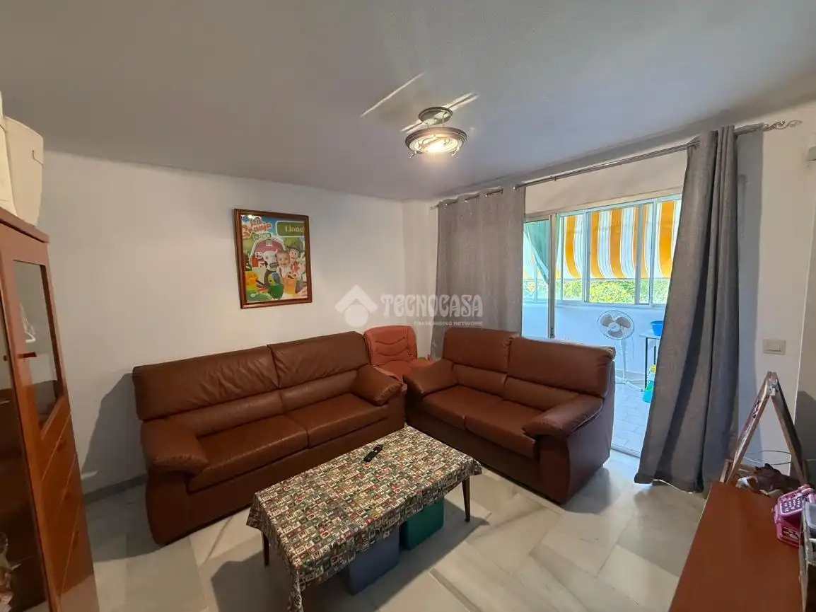 Sala de estar de Piso en venta en Benalmádena con Terraza y Piscina comunitaria