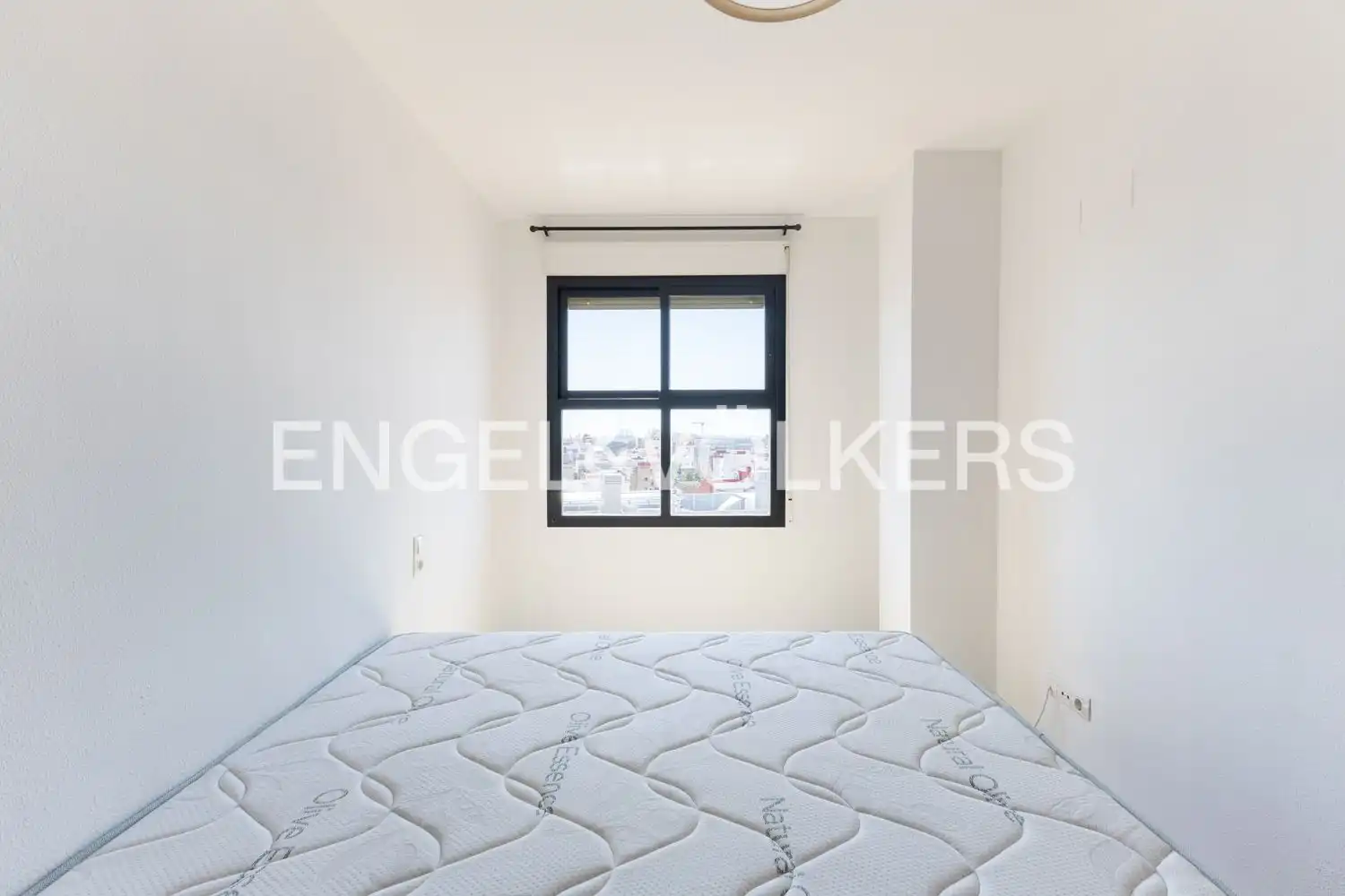 Schlafzimmer von Dachboden zur Miete in Valencia mit Klimaanlage, Heizung und Terrasse