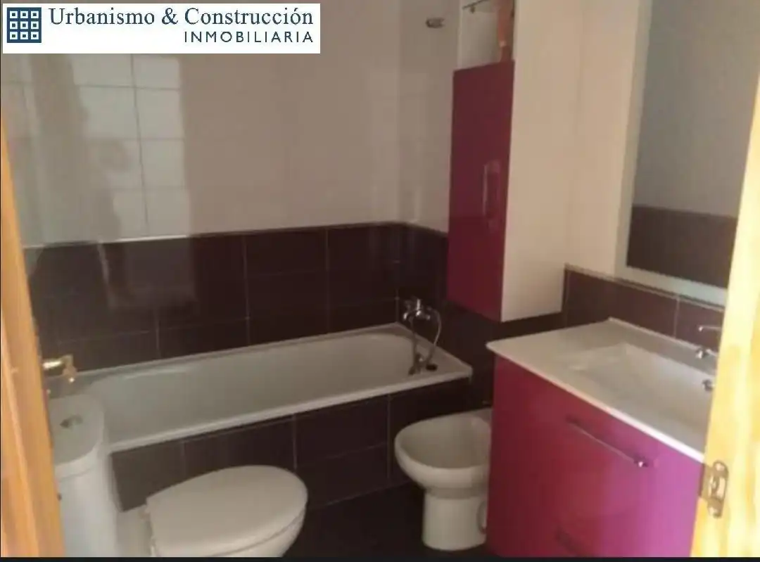 Badezimmer von Einfamilien-Reihenhaus zum Verkauf in Piedrabuena mit Klimaanlage, Parkett und Terrasse