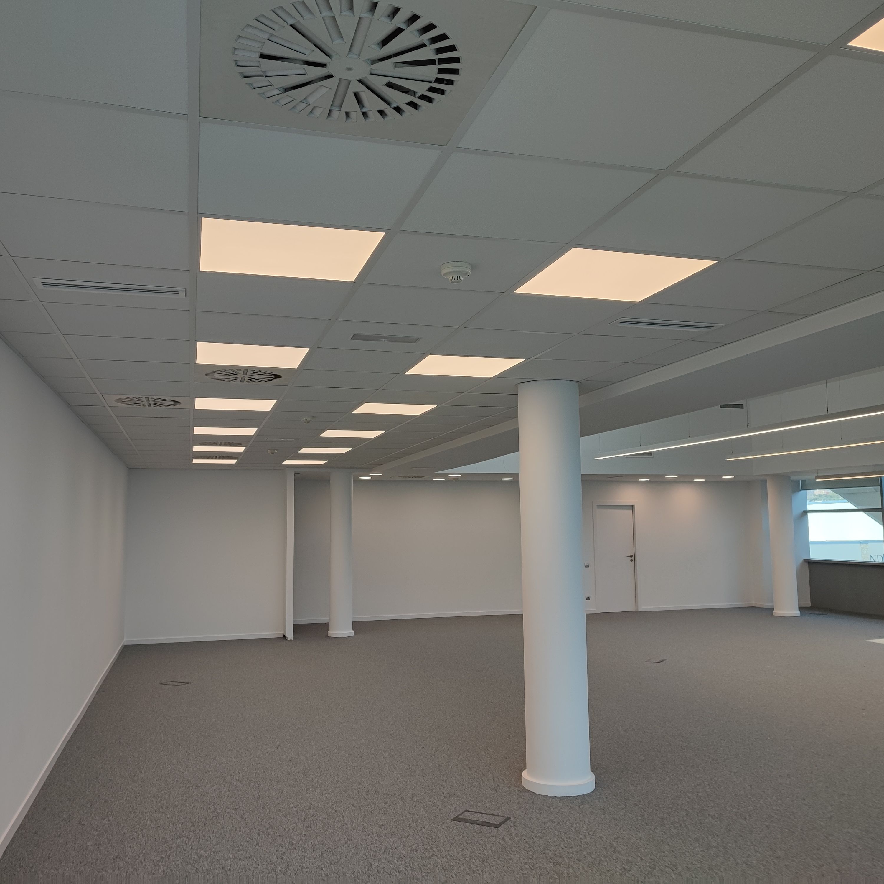 Office for rent in Badalona  with Air Conditioner, Heating and Furnished