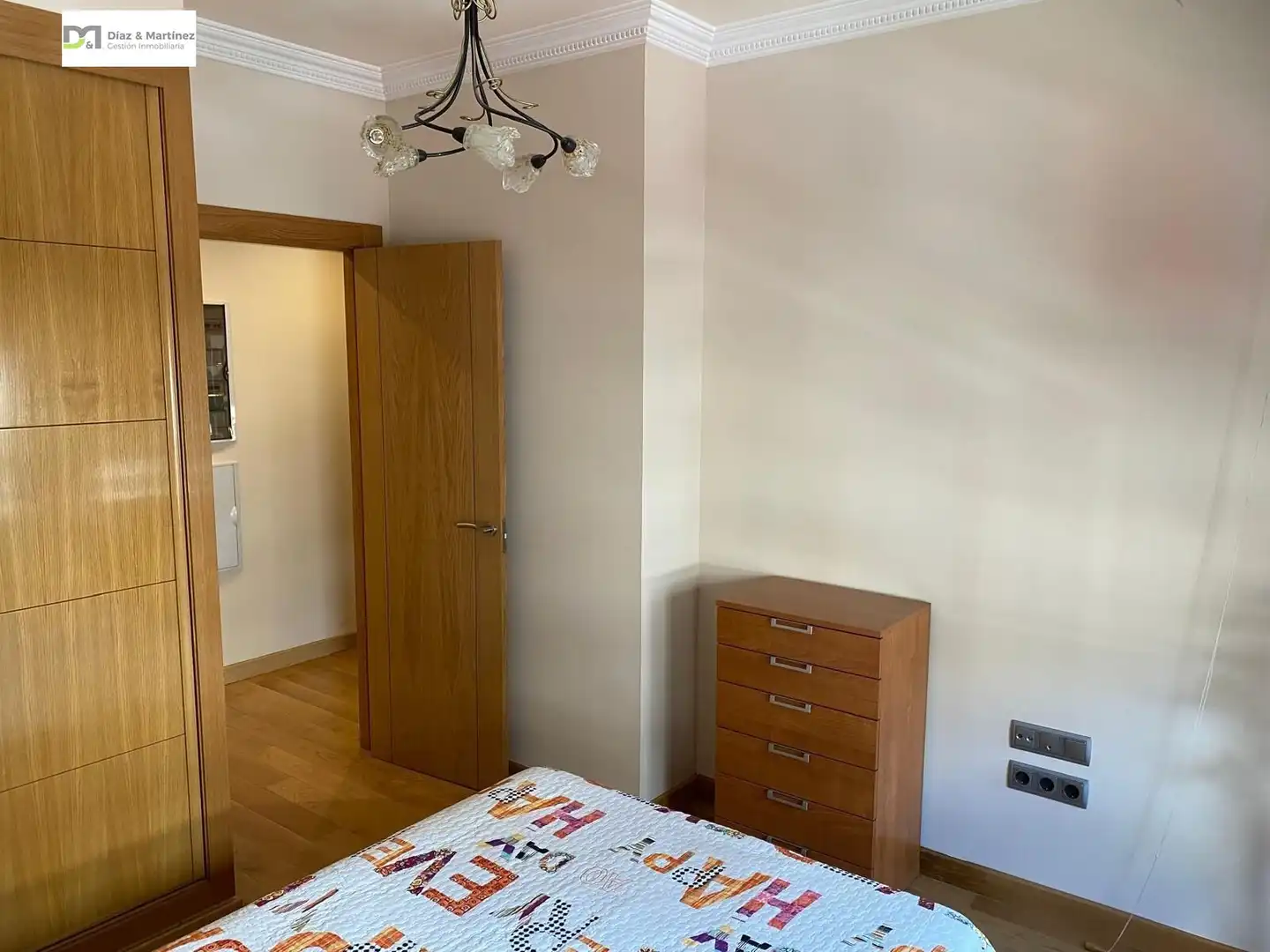 Habitación de Apartamento en venta en León Capital  con Calefacción, Parquet y Trastero