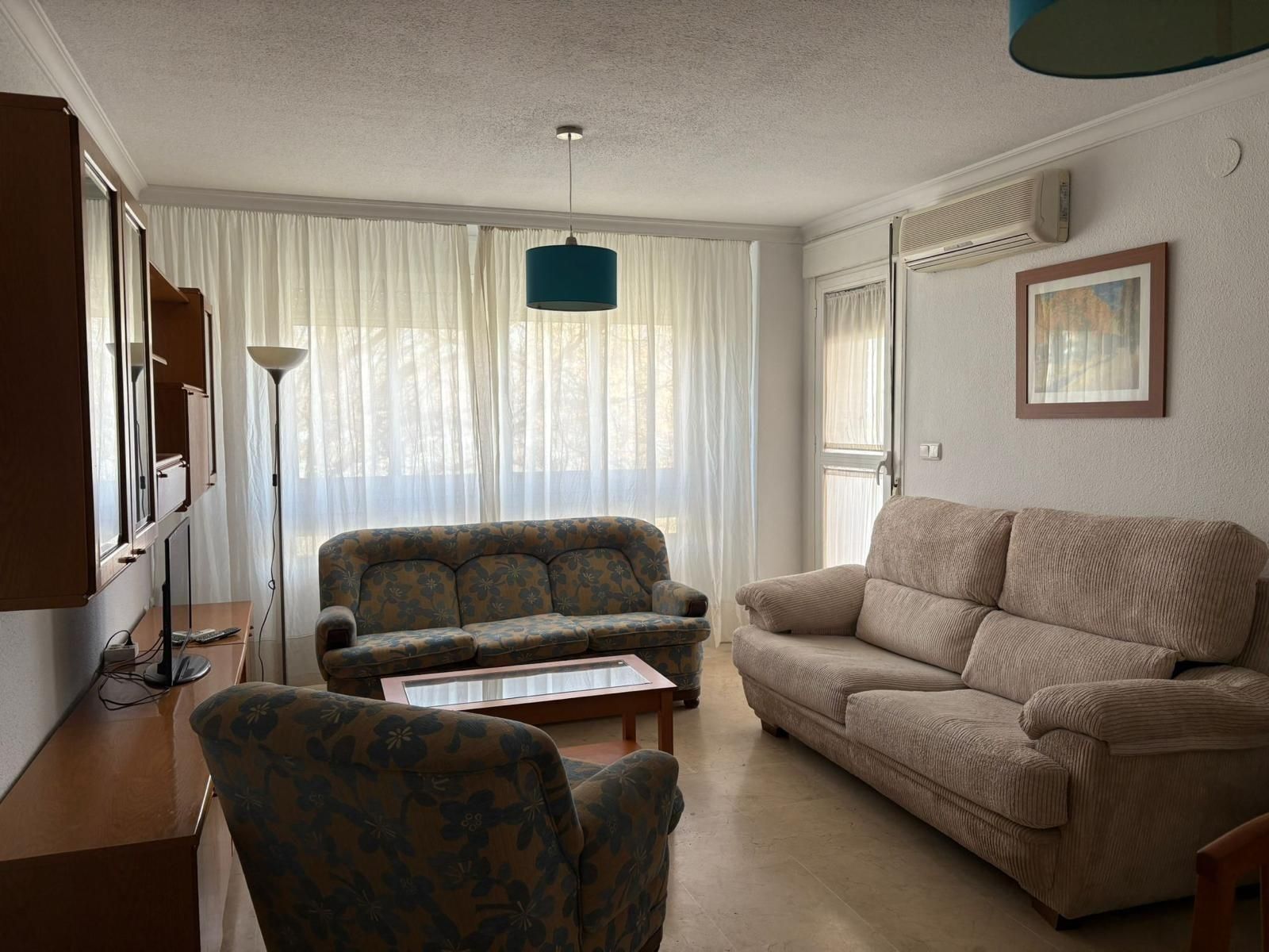 Living room of Flat to rent in  Granada Capital  with Air Conditioner, Balcony and Community pool