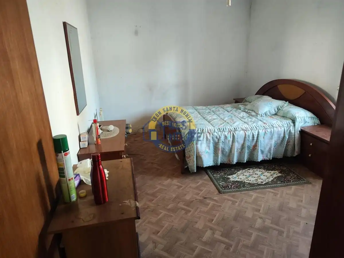 Bedroom of Houses for sale in Valdevimbre  with Parquet flooring