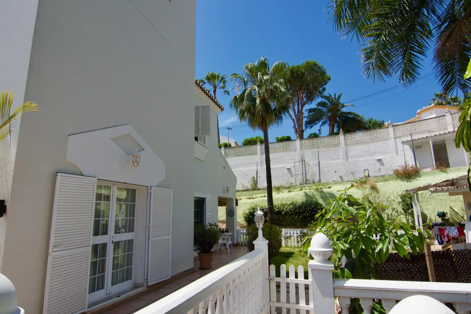 Vista exterior de Casa o xalet en venda en Benalmádena amb Calefacció, Jardí privat i Terrassa