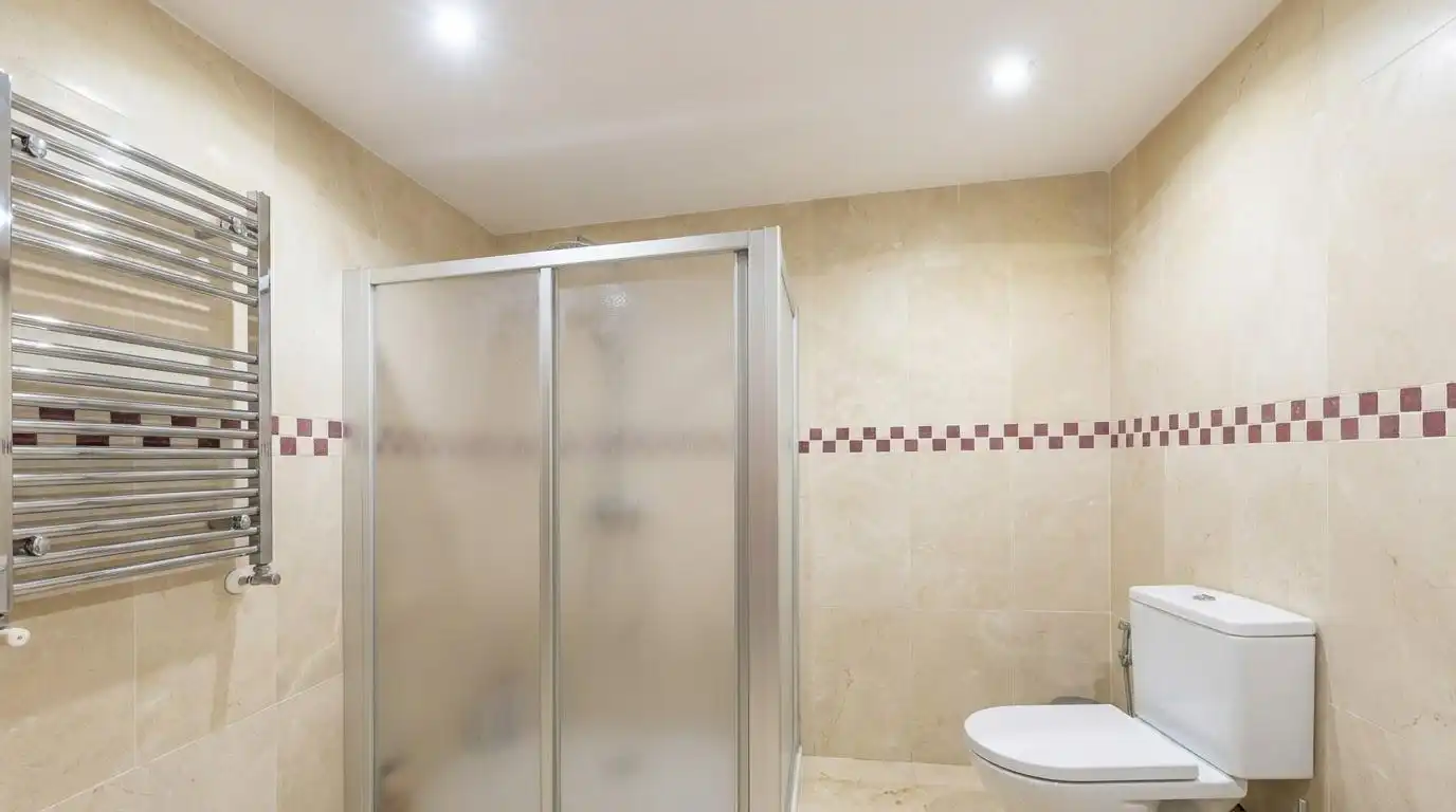 Baño de Casa adosada en venta en Alicante / Alacant con Aire acondicionado, Jardín privado y Terraza