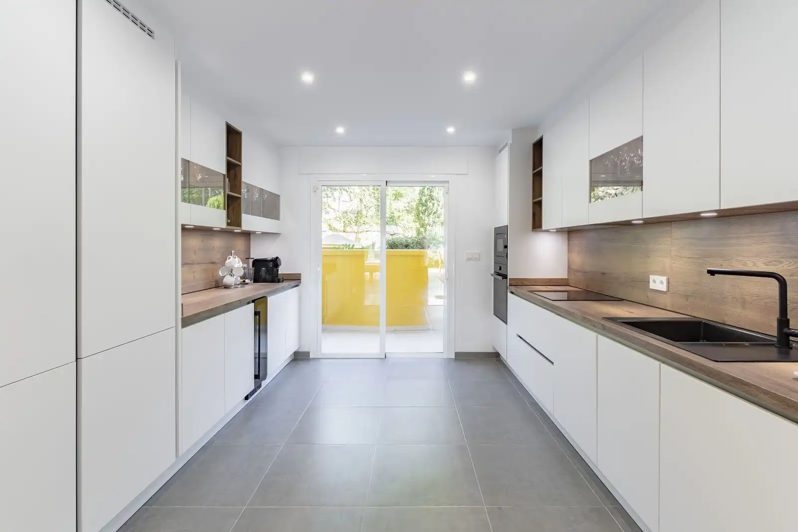 Cuina de Apartament en venda en Marbella amb Aire condicionat, Jardí privat i Terrassa