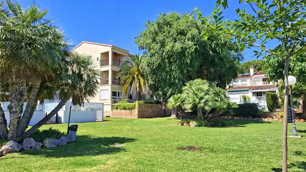Vista exterior de Planta baja en venta en Dénia con Aire acondicionado, Terraza y Piscina comunitaria