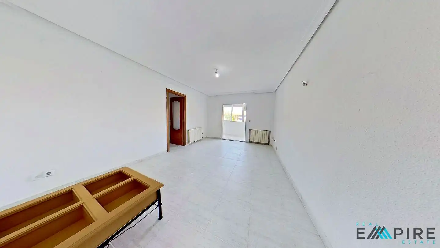 Sala d'estar de Pis en venda en Parla amb Calefacció, Terrassa i Traster