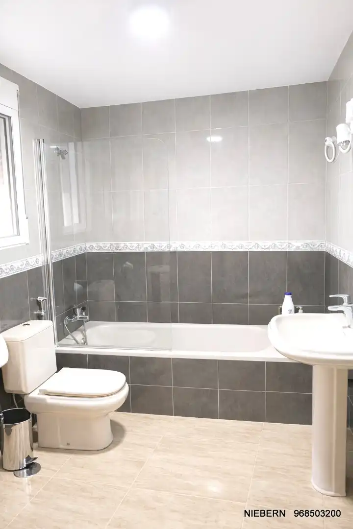 Badezimmer von Einfamilien-Reihenhaus zur Miete in La Unión mit Klimaanlage, Terrasse und Möbliert