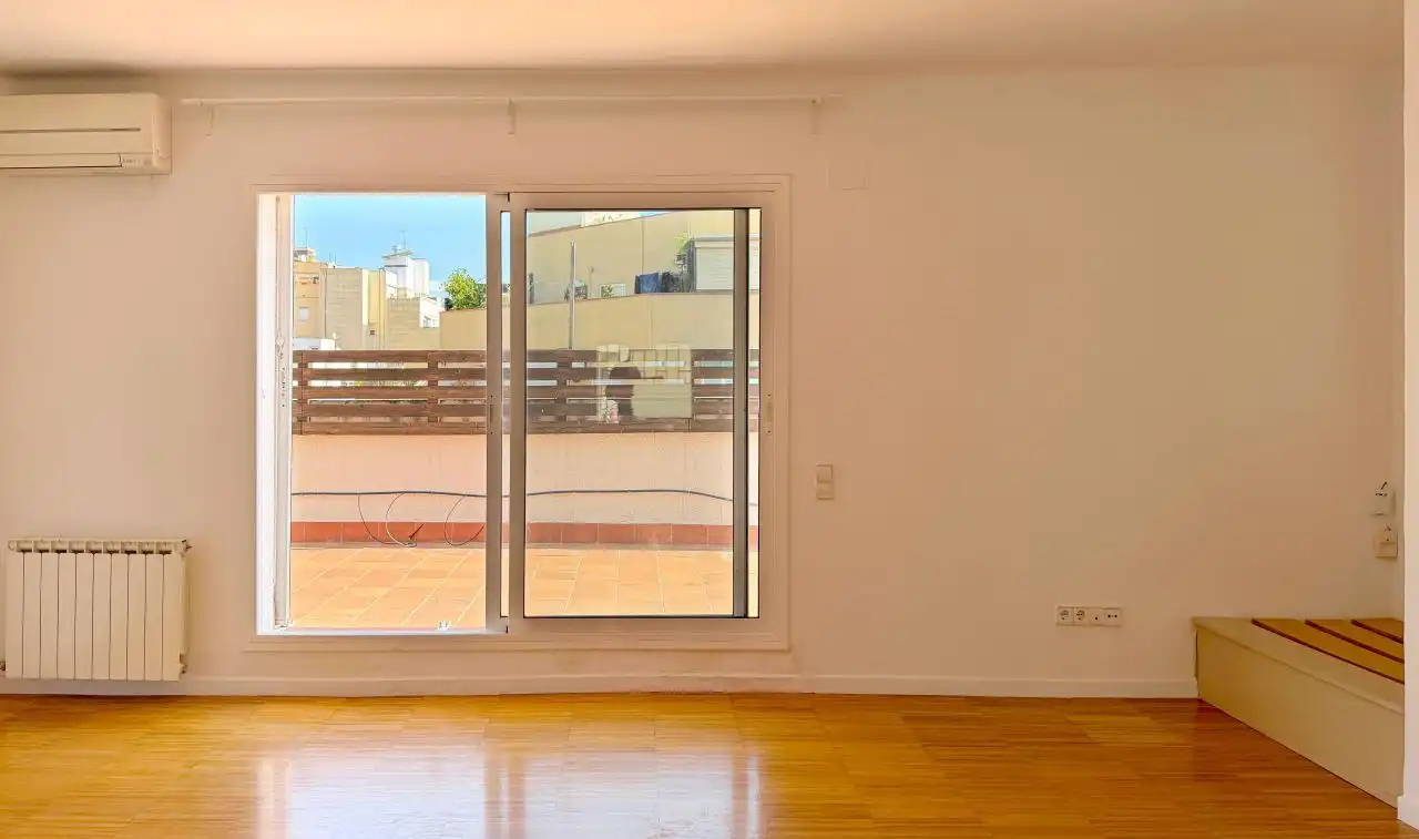 Außenansicht von Wohnung zum Verkauf in Barcelona mit Klimaanlage, Heizung und Terrasse