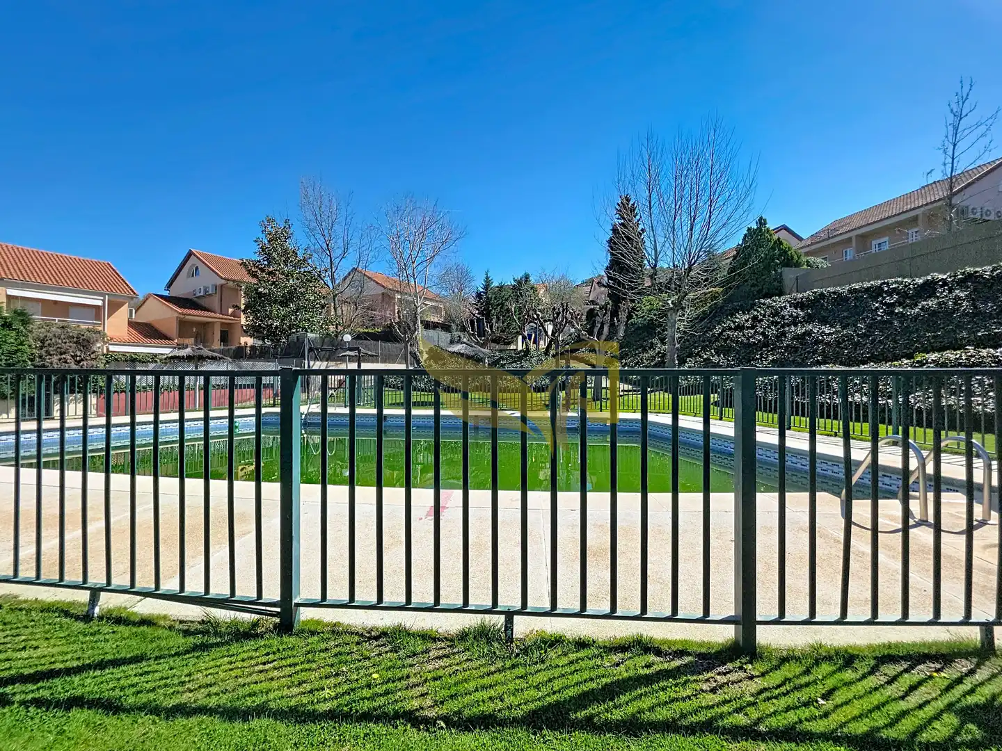 Piscina de Casa adosada en venta en Aranjuez con Aire acondicionado, Calefacción y Jardín privado