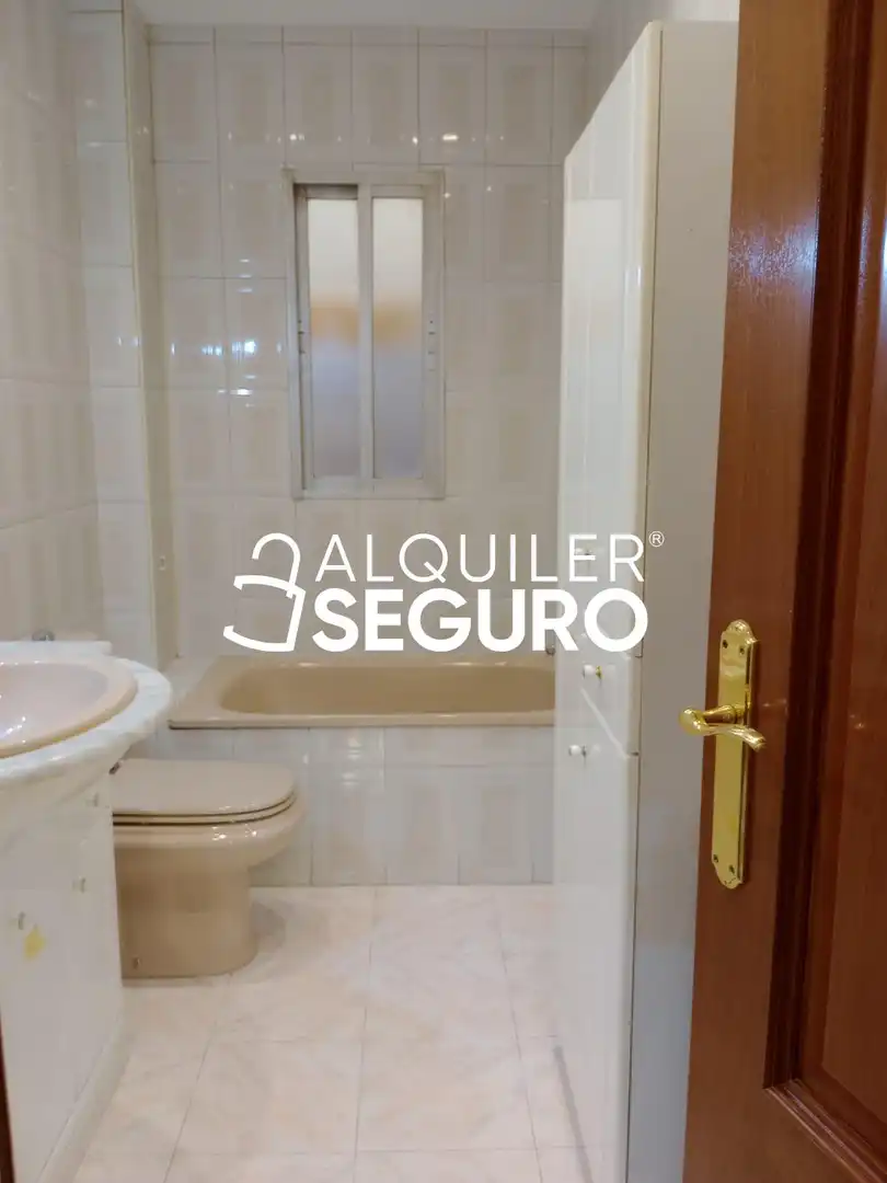 Bany de Pis de lloguer en Madrid amb Calefacció i Terrassa