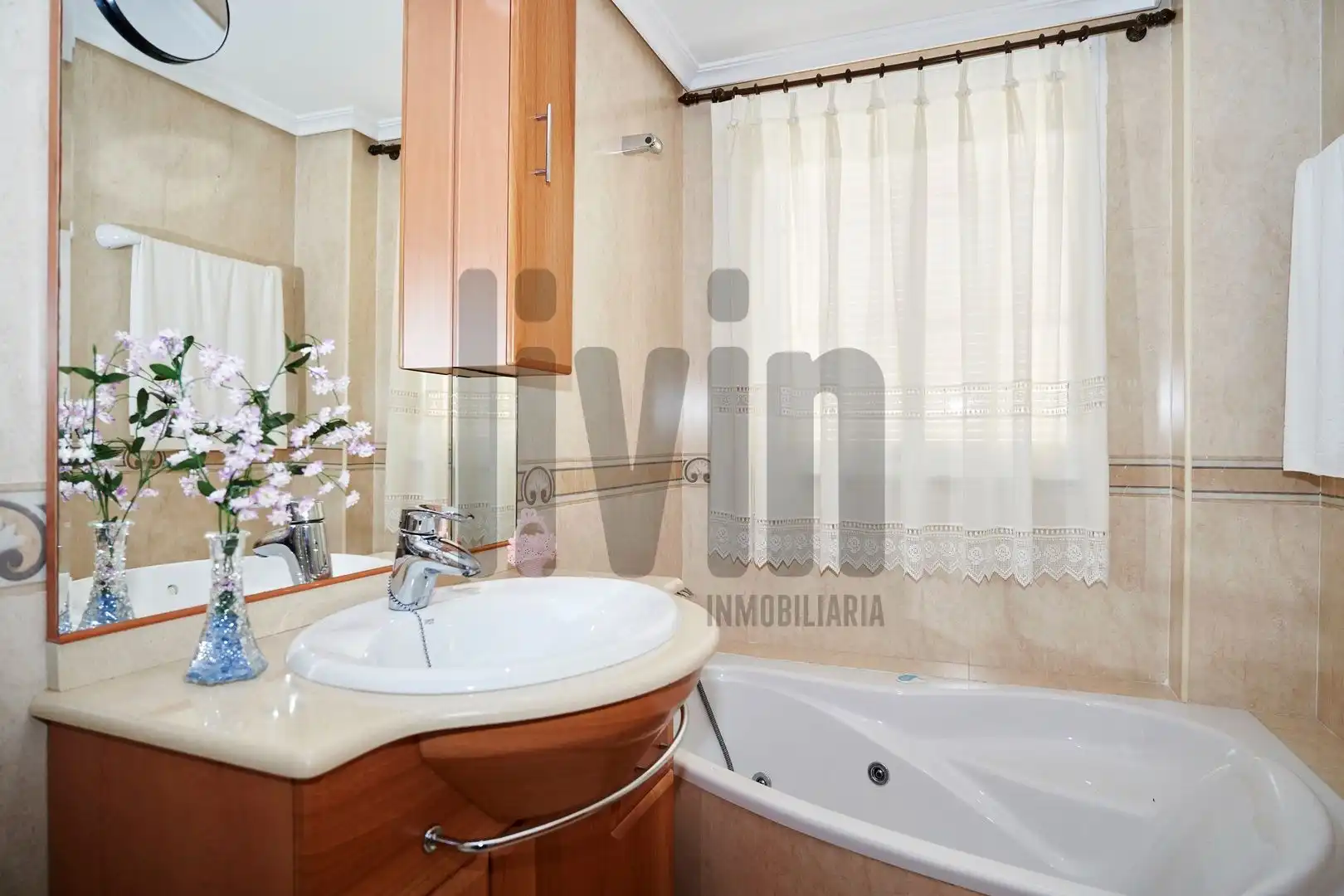 Bathroom of Flat for sale in Jaén  with Air Conditioner and Heating