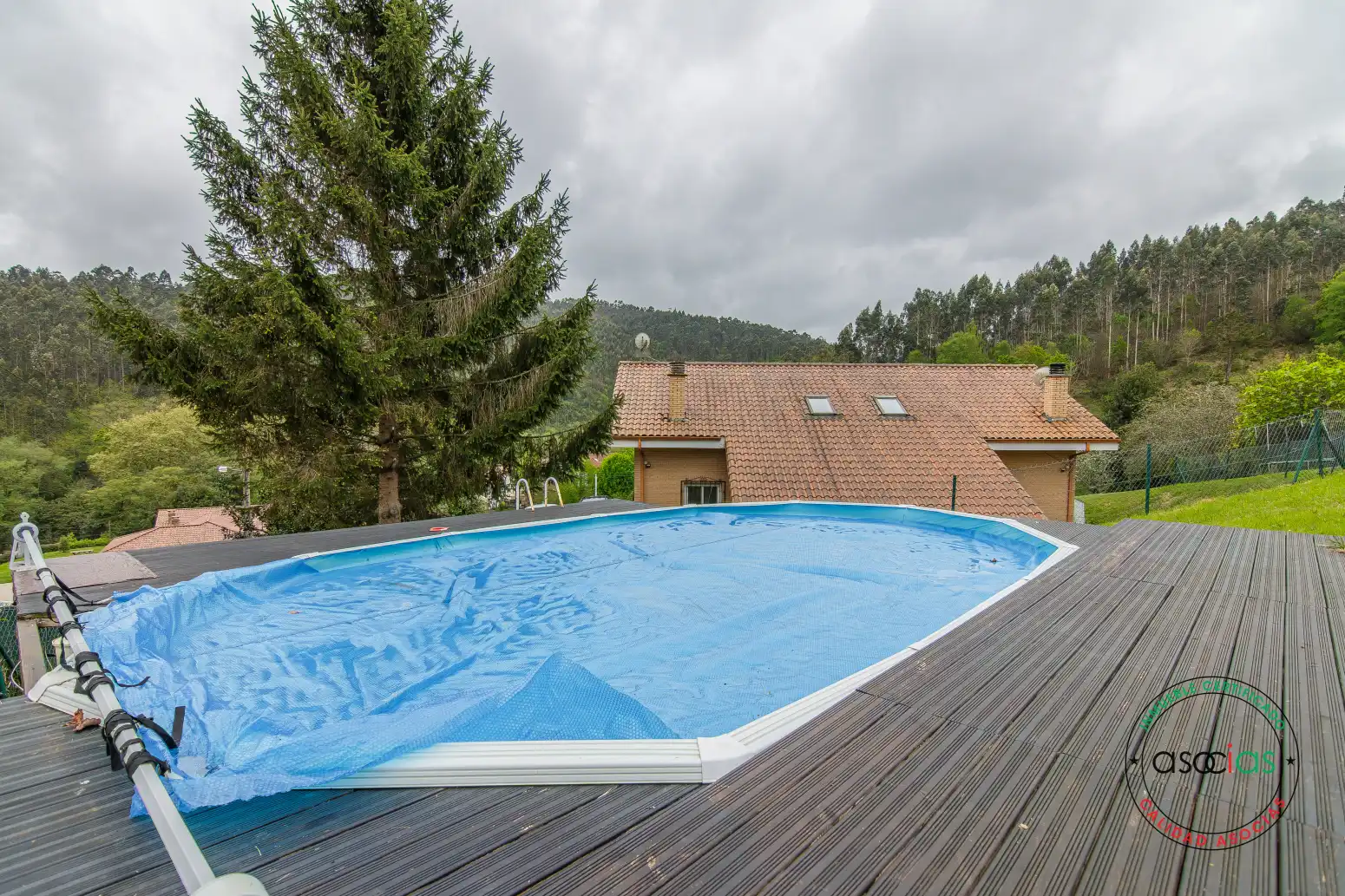 Piscina de Casa o xalet en venda en Soto del Barco amb Calefacció, Jardí privat i Terrassa