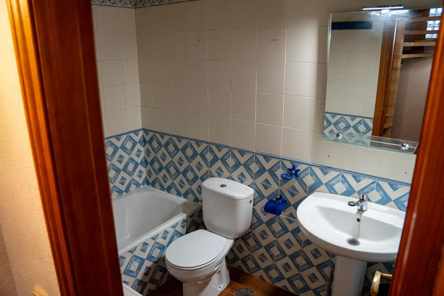 Badezimmer von Einfamilien-Reihenhaus zur Miete in Miraflores de la Sierra mit Heizung, Möbliert und Balkon