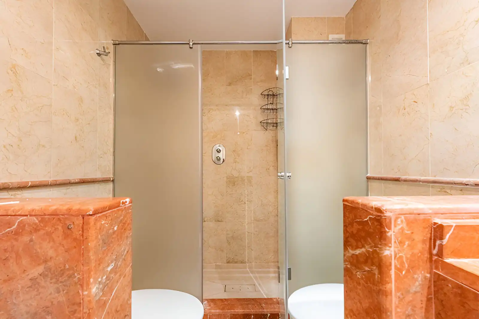 Badezimmer von Erdgeschoss zum Verkauf in Estepona mit Klimaanlage, Terrasse und Abstellraum