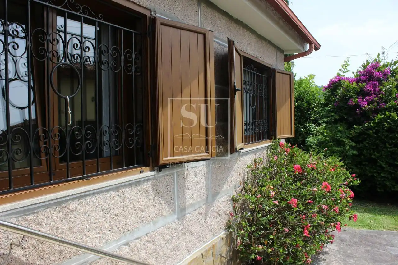Vista exterior de Casa o xalet en venda en Nigrán amb Calefacció, Jardí privat i Terrassa