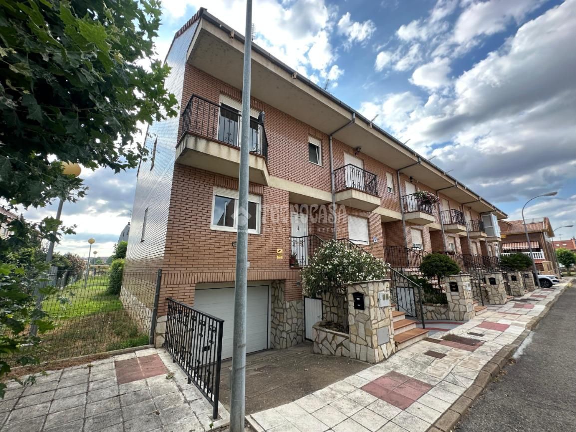 Exterior view of Single-family semi-detached for sale in San Andrés del Rabanedo  with Heating, Parquet flooring and Terrace
