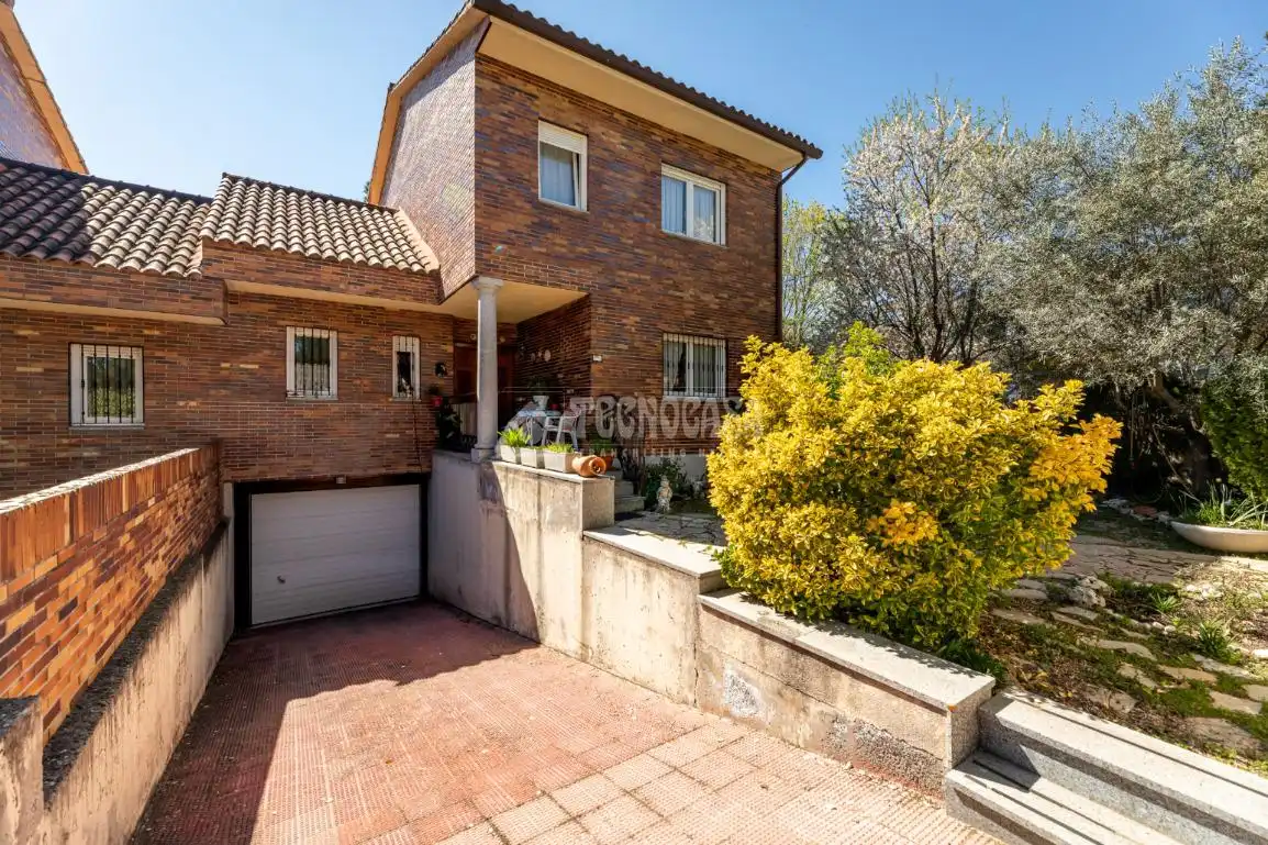 Vista exterior de Casa adosada en venta en Torrelodones con Calefacción, Jardín privado y Terraza