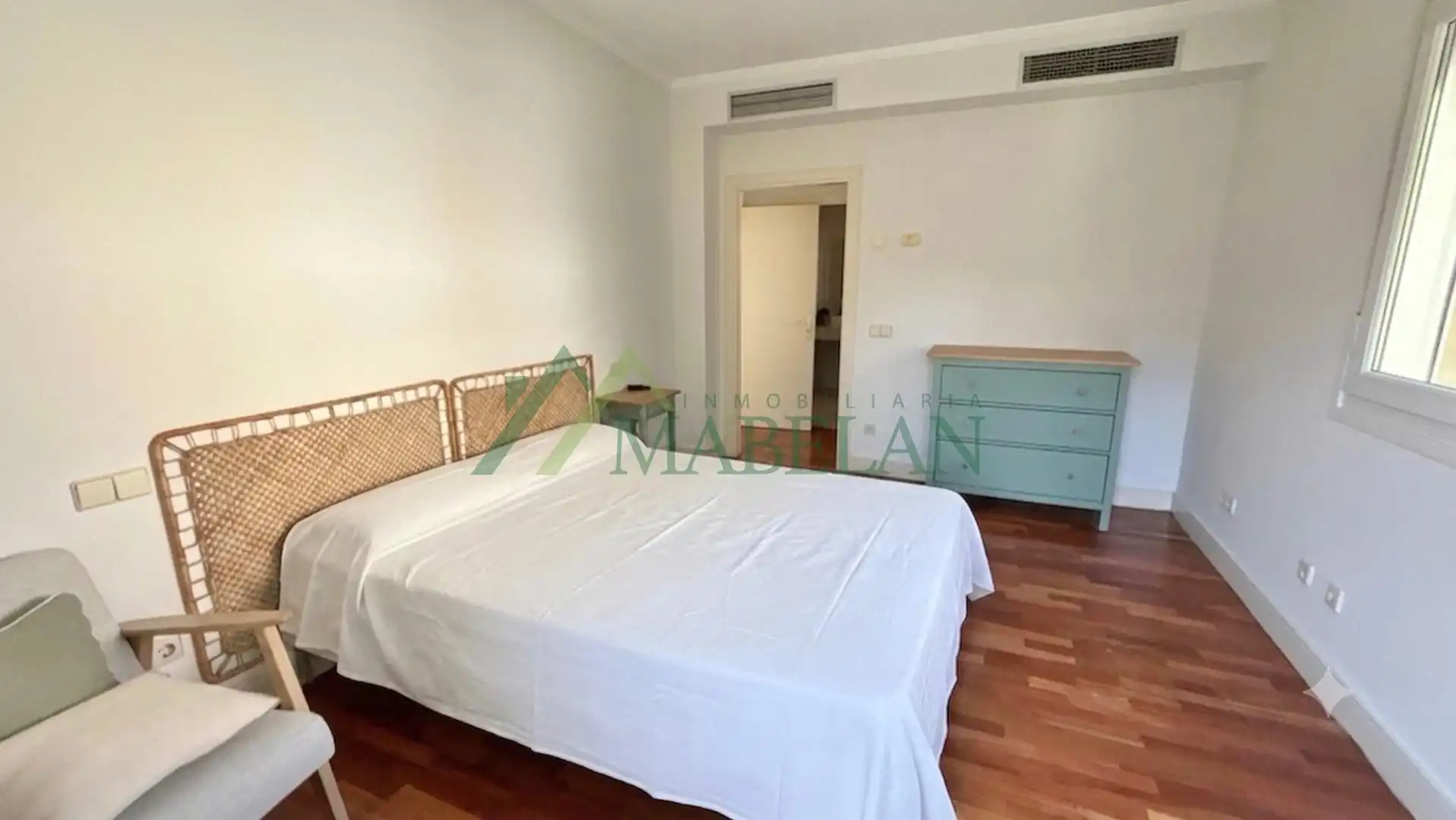 Schlafzimmer von Einfamilien-Reihenhaus zur Miete in Madrid mit Klimaanlage, Privatgarten und Terrasse